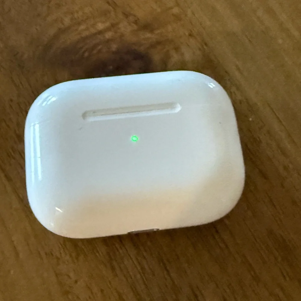 Airpods Pro 1st Gen- Wireless Earbuds with Charging Case - White